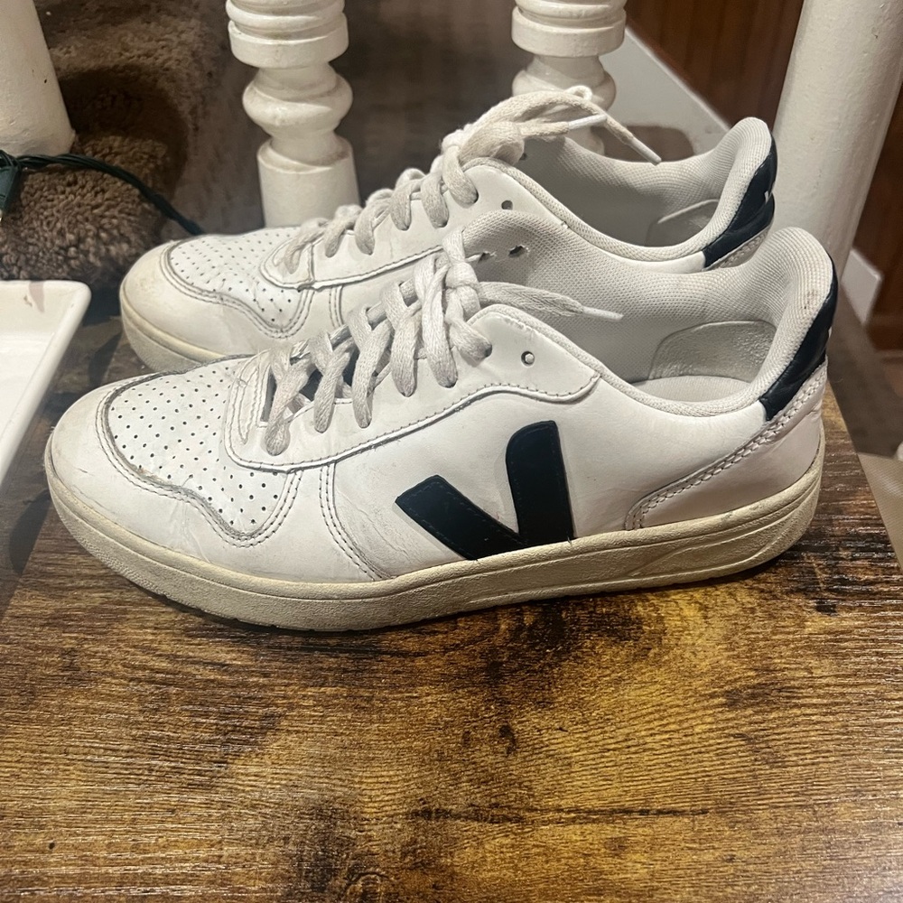 VEJA Women’s Sneakers Size 7 in good condition